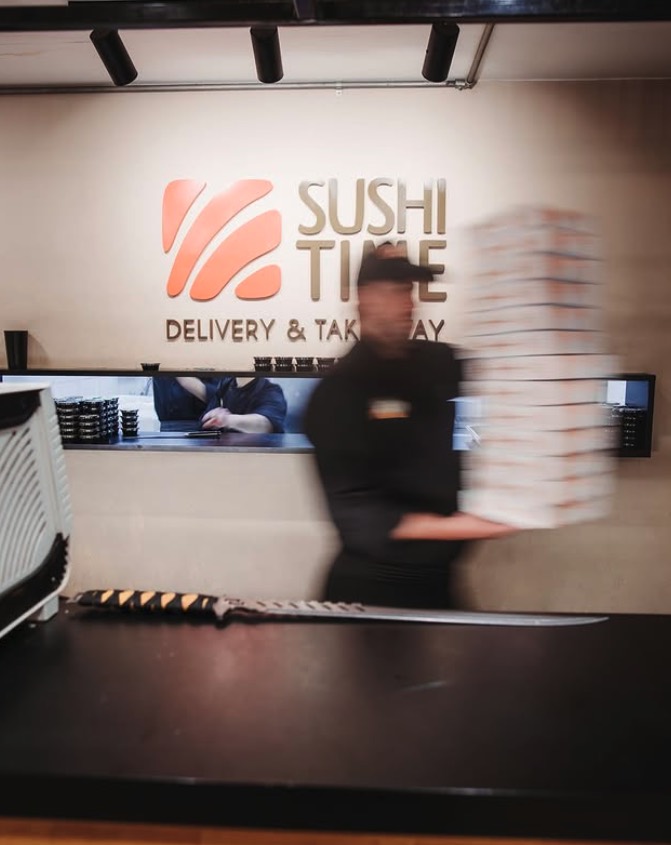 Combo de sushi servido listo para delivery
