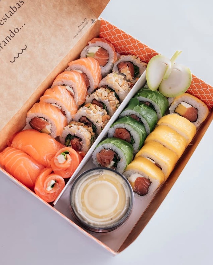 Bandeja abierta con sushi variado de Sushi Time