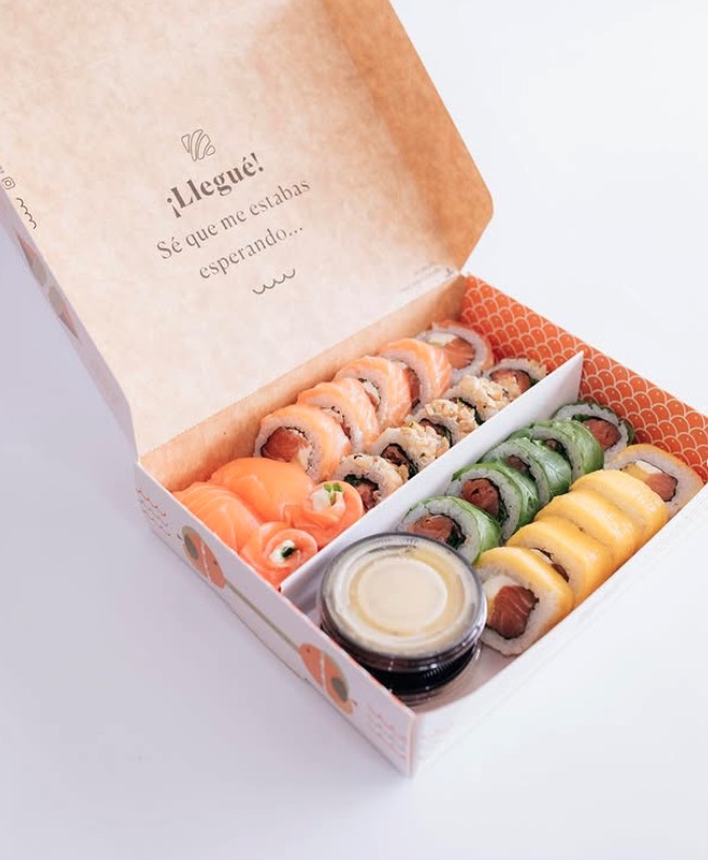 Pieza de sushi de Sushi Time sobre fondo naranja